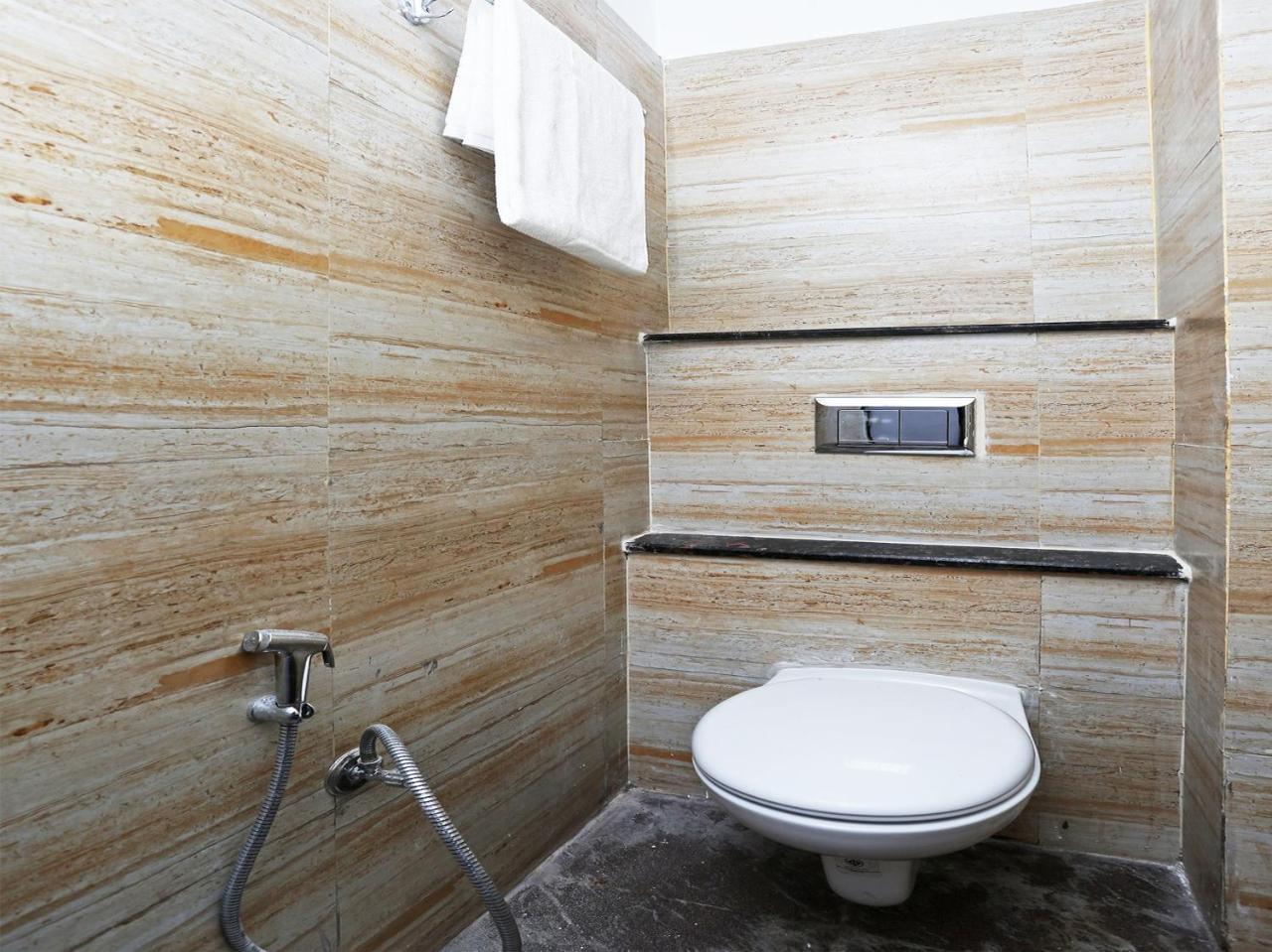 Oyo 15861 Hotel Shivganga Comfort Zone Rāipur Esterno foto