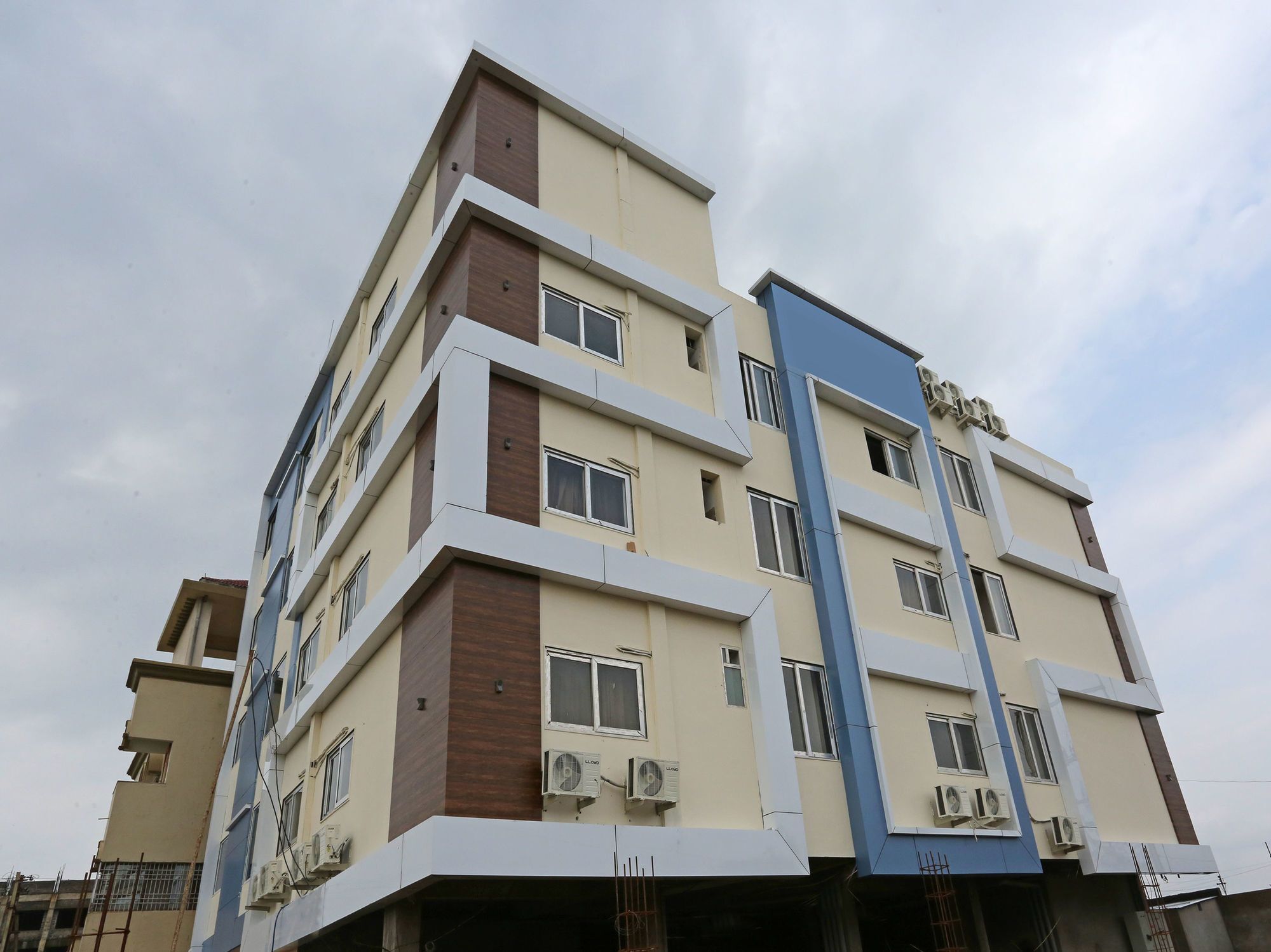 Oyo 15861 Hotel Shivganga Comfort Zone Rāipur Esterno foto